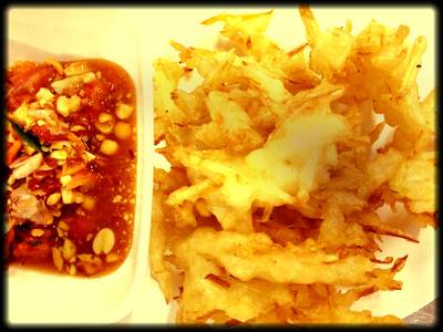 ตำทอด กรอบๆ ที่ ร้านอาหาร ร้านส้มตำลาว