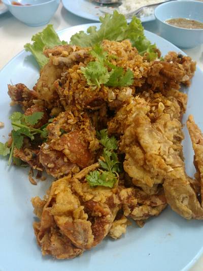 ปูนิ่มทอดกระเทียมกรอบ ที่ ร้านอาหาร บางอ้อทะเลเผา
