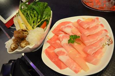 ชุดชาบูจีนหมูและไก่ ที่ ร้านอาหาร Crystal Jacky Restaurant