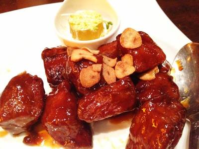 เนื้อลูกเต๋าผัดกระเทียม ที่ ร้านอาหาร Crystal Jade Golden Palace Siam Paragon