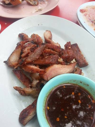คอหมูย่าง ที่ ร้านอาหาร ส้มตำถนนตก