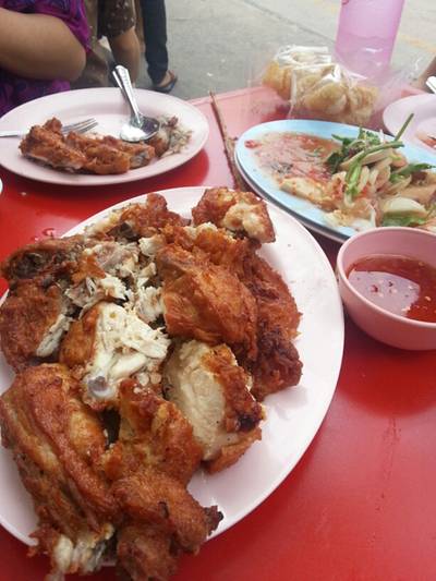 ไก่ทอด ที่ ร้านอาหาร ส้มตำถนนตก