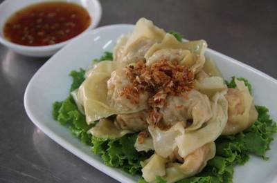 เกี๊ยวกุ้งลวกจิ้ม ที่ ร้านอาหาร เชลล์ไม่เคยชิม เกี๊ยวกุ้งลวกจิ้ม ที่ ร้านอาหาร เชลล์ไม่เคยชิม