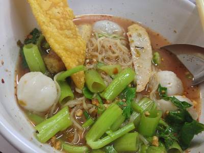 ลูกชิ้นอร่อยคะ ชอบเผือกทอด ที่ ร้านอาหาร ก๋วยเตี๋ยวลูกชิ้นปลา-นายฉุ่ย