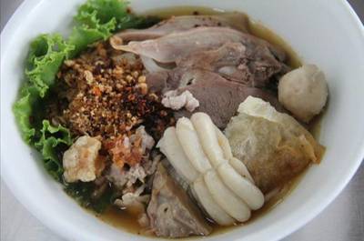 ก๋วยเตี๋ยวต้มยำเตรื่องในหมู ที่ ร้านอาหาร เชลล์ไม่เคยชิม ก๋วยเตี๋ยวต้มยำเตรื่องในหมู ที่ ร้านอาหาร เชลล์ไม่เคยชิม