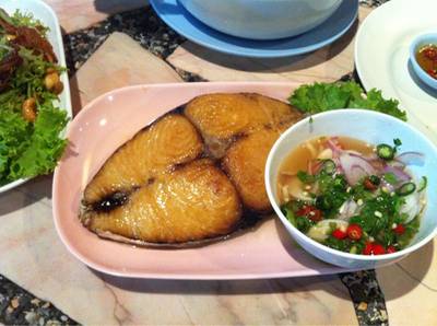 ปลาอินทรีทอด เหลืองอร่าม ที่ ร้านอาหาร ชายทะเลบางพระ