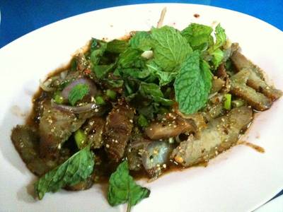 น้ำตกหมู 60 บาท ที่ ร้านอาหาร ร้านลุงใหญ่