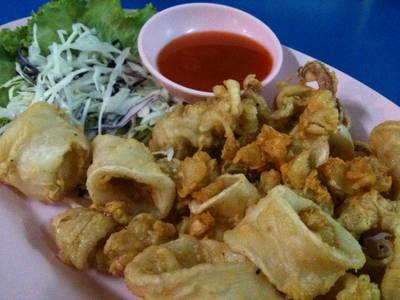 หมึกทอดกระเทียม 80 บาท ที่ ร้านอาหาร ร้านลุงใหญ่