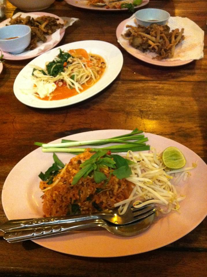 ผัดไท ก๋วยเตี๋ยวต้มยำกุ้ง เห็ดทอด ส้มตำไข่เค็มเพิ่มผักหวาน ที่ ร้านอาหาร ก๋วยเตี๋ยวผักหวาน