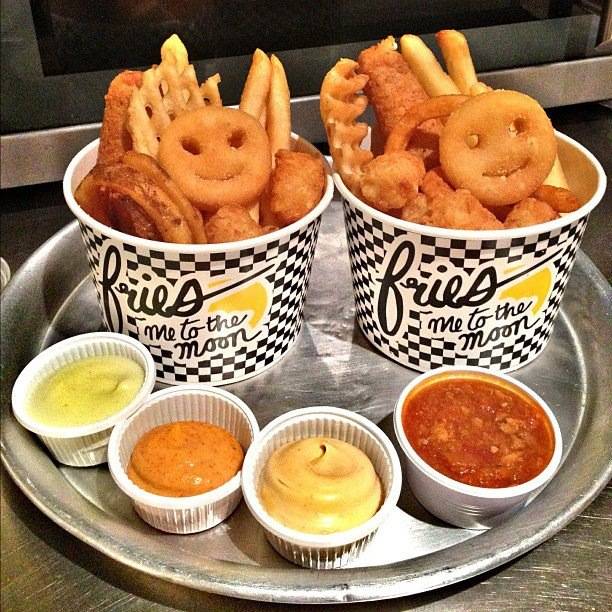 ซอสอร่อยยยยหลากหลาย  ที่ ร้านอาหาร Fries me to the moon