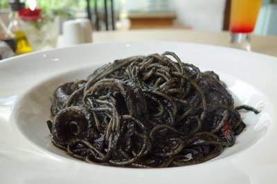 Spaghetti Ai Nero Di Seppia ที่ ร้านอาหาร Amici by Pomodoro
