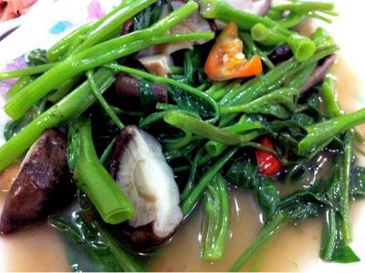 ผัดผักบุ้งเห็ดหอม ที่ ร้านอาหาร กวนอิม เจ