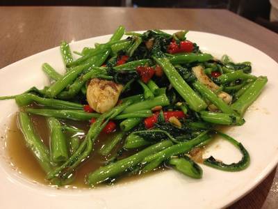 ผัดผักบุ้งไฟแดง ที่ ร้านอาหาร สมบูรณ์โภชนา จุฬาซอย 8