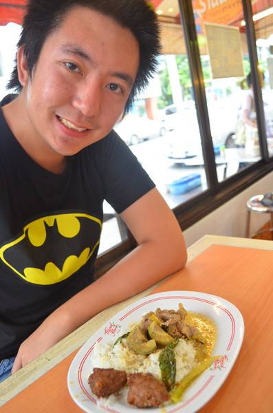 พร้อมชิมแล้ว ^^ ที่ ร้านอาหาร ร้านนายอู๋ ข้าวแกงสามย่าน