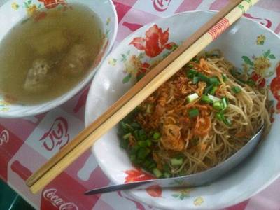 หมี่หุ้นกระดูกหมู ที่ ร้านอาหาร ลกเที้ยน