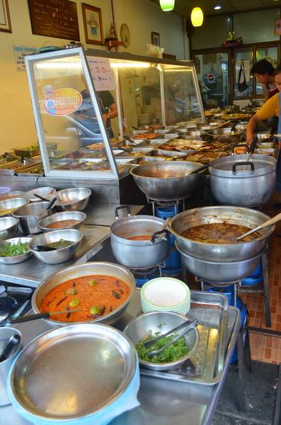 แกงเยอะมากกกก ที่ ร้านอาหาร ร้านนายอู๋ ข้าวแกงสามย่าน