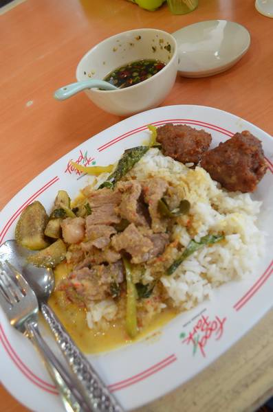 ข้าวแกงราดหน้าแกงเขียวหวานเนื้อและหมูชิ้นทอดกรอบ ที่ ร้านอาหาร ร้านนายอู๋ ข้าวแกงสามย่าน