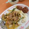 ข้าวแกงราดหน้าแกงเขียวหวานเนื้อและหมูชิ้นทอดกรอบ ที่ ร้านอาหาร ร้านนายอู๋ ข้าวแกงสามย่าน
