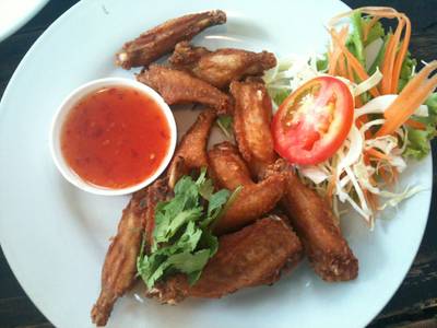 ปีกไก่ทอดเกลือ ที่ ร้านอาหาร กินข้าวบ้านเพื่อน