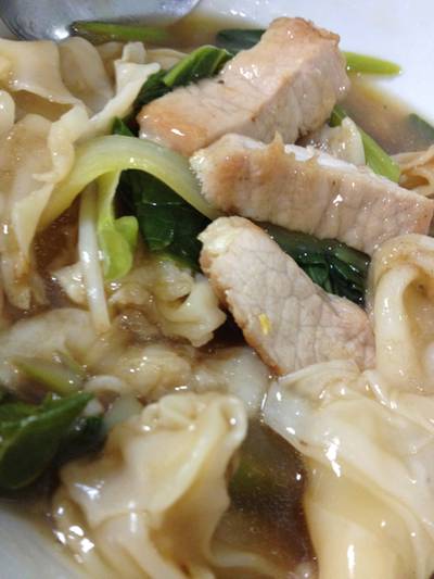 ราดหน้าสเต็กหมู...ซื้อมาทานที่บ้าน แล้วก็ทานไปบางส่วน555... อร่อยดี... ที่ ร้านอาหาร ช้อนเงิน ช้อนทอง