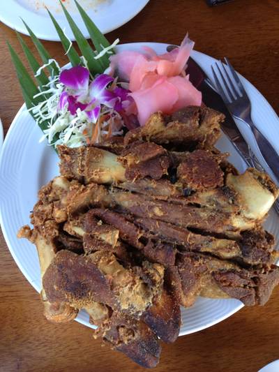 ขาหมูทอดกรอบ ที่ ร้านอาหาร แพอาหารโฟลทติ้ง