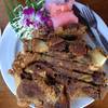 ขาหมูทอดกรอบ ที่ ร้านอาหาร แพอาหารโฟลทติ้ง