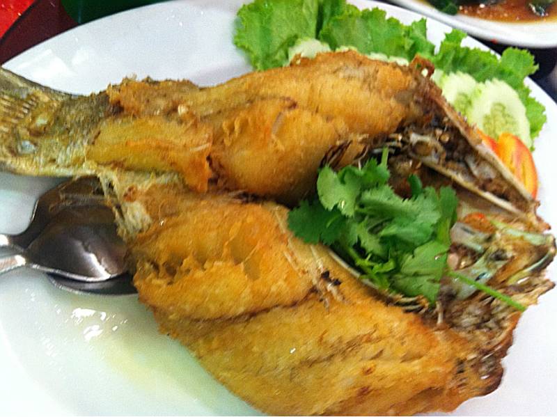 กระพงทอดน้ำปลา~* ที่ ร้านอาหาร สามย่านซีฟู้ด