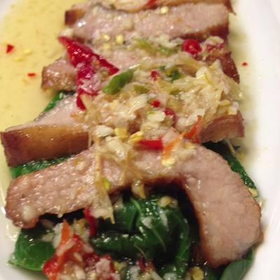 หมูมะนาว รสชาติจัดจ้าน ที่ ร้านอาหาร ช่อม่วง Siam Discovery Center หมูมะนาว รสชาติจัดจ้าน ที่ ร้านอาหาร ช่อม่วง Siam Discovery Center