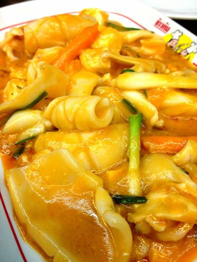 ปลาหมึกผัดไข่เค็ม ที่ ร้านอาหาร ข้าวต้มอ้วนผอม