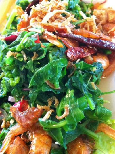ยำผักกูดกุ้งเสียบ ที่ ร้านอาหาร ระย้า