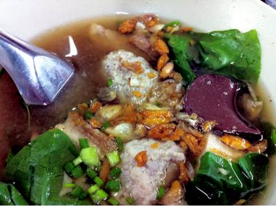 ต้มเลือดหมู ที่ ร้านอาหาร โกเบ๊นซ์ ก๋วยจั๊บ เกาเหลาเลือดหมู
