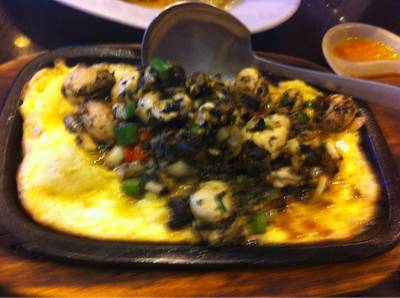 หอยนางรมกะทะร้อน ที่ ร้านอาหาร ฮั่วเซ่งฮง เยาวราช