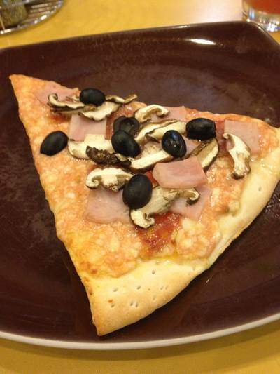 stagioni pizza หน้าตาพอใช้ได้ใส่เครื่องเคราครบทัศนะส่วนตัวรสชาติยังต้องปรับปรุง ที่ ร้านอาหาร Goodies