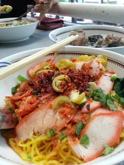 บะหมี่เกี๊ยวกุ้งมาพร้อมกับน้ำซุปกะดูก..แซ่บมากกก ที่ ร้านอาหาร บุเรงนองบะหมี่เกี๊ยวกุ้ง