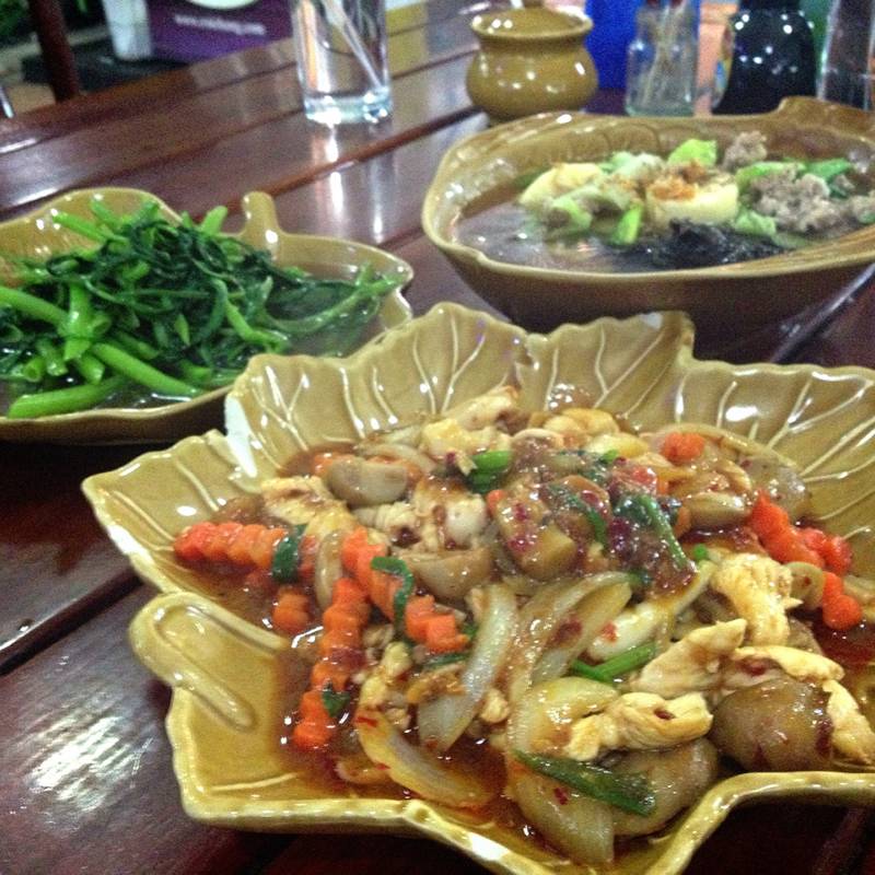 ไก่ผัดพริกเผา แกงจืดผักกาดขาว ผัดผักบุ้ง ที่ ร้านอาหาร ร้านเจ๊กเปี๊ยะ