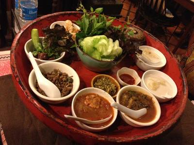 ชุดขันโตกคับ ที่ ร้านอาหาร เฮือนเพ็ญ