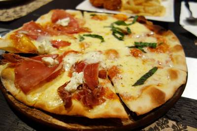 พิซซ่า ที่ ร้านอาหาร Peppery Barrel Bistro & Wine bar