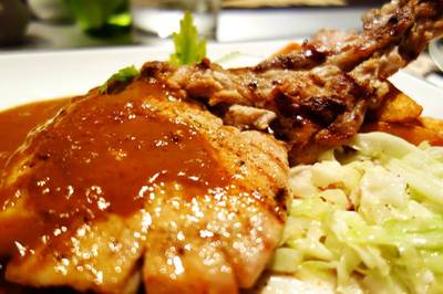 พอร์คช๊อบ ซ๊อสผลไม้ ที่ ร้านอาหาร Peppery Barrel Bistro & Wine bar