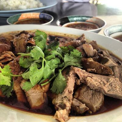 เป็ดพะโล้อร่อยสุดสุดน้ำจิ้มก้อเด็ด ที่ ร้านอาหาร ร้านลมโชย (ถนนเทพารักษ์)