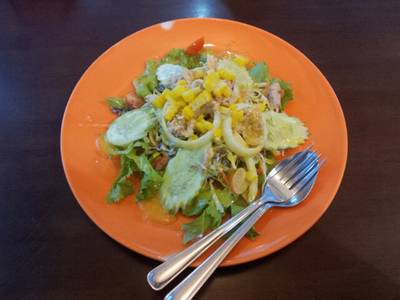 สลัดทูน่า ที่ ร้านอาหาร สเต๊กในเมือง