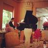 ทานอาหารพร้อมกับเสียงเพลงที่บรรเลงด้วยเปียโน ที่ ร้านอาหาร Ariston Hotel