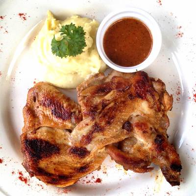portuguese style grilled chicken ที่ ร้านอาหาร Portabello portuguese style grilled chicken ที่ ร้านอาหาร Portabello