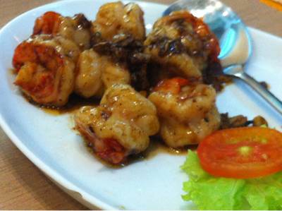 กุ้งทอดกระเทียม ที่ ร้านอาหาร ลูกไก่ทอง