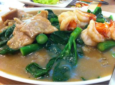 ราดหน้าหมู+กุ้ง ที่ ร้านอาหาร ลูกไก่ทอง