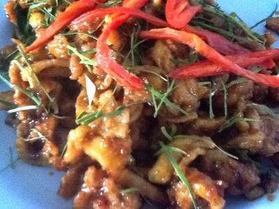 กากหมูผัดพริกแกง ที่ ร้านอาหาร น้าติ