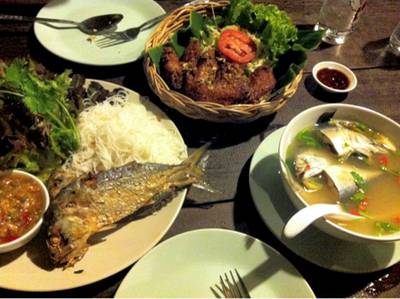 เมี่ยงปลาทู ต้มส้มปลาทู ไก่ตระกร้าเยี่ยมม ที่ ร้านอาหาร ร้านพริกสวน