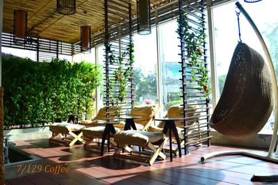 บรรยากาศโซนด้านนอก มีเก้าอี้เอนหลัง นั่งสบาย ที่ ร้านอาหาร 7/129 coffee