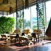 บรรยากาศโซนด้านนอก มีเก้าอี้เอนหลัง นั่งสบาย ที่ ร้านอาหาร 7/129 coffee