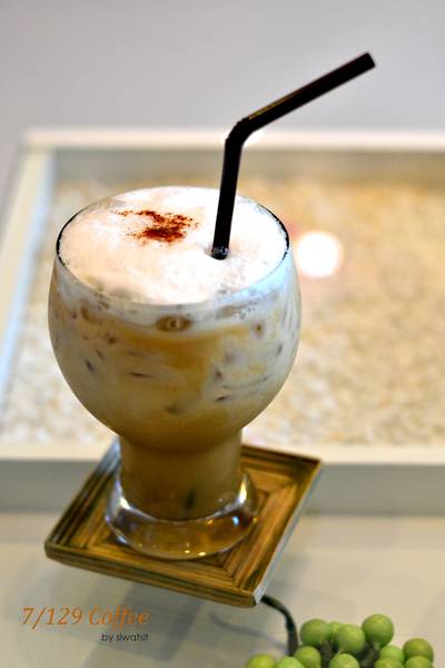 คาปูชิโน่เย็น รสชาติดี กลมกล่อม ที่ ร้านอาหาร 7/129 coffee