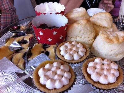 SCONE + Blueberry cheeze cake ที่ ร้านอาหาร Peony Tea Room The Circle The Circle